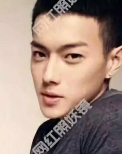 《延禧攻略》傅恒扮演者许凯整容前双眼皮照片曝光，傅恒不仅仅是整容